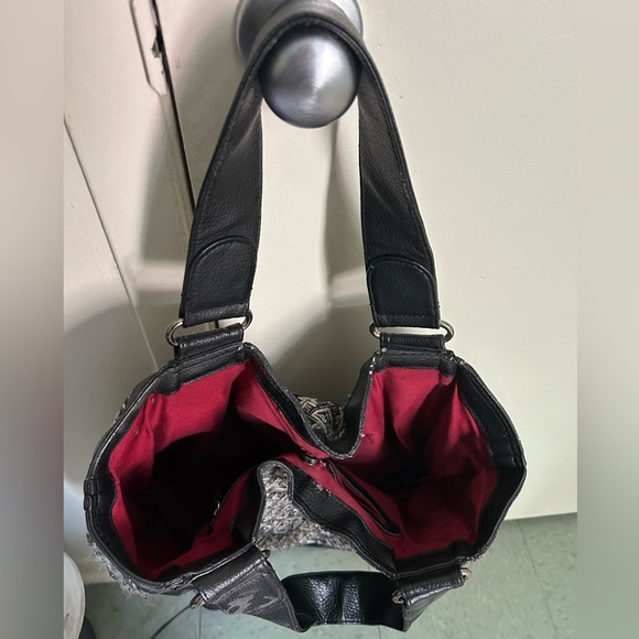 Skull black and white loungefly handbag. - Picture 6 of 8